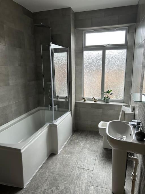 Spacious Homely 3 Bed Property 莱姆河下游的纽卡尔斯 外观 照片